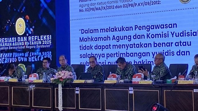 Ketua Mahkamah Agung (MA) Sunarto (tengah) menjawab pertanyaan wartawan dalam acara refleksi akhir tahun 2025 di Gedung MA RI, Jakarta, Selasa, 30 Desember 2025. (ANTARA/Fath Putra Mulya)