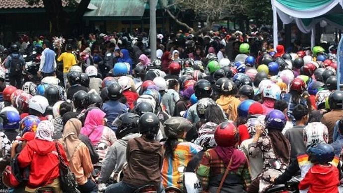Ilustrasi - Sejumlah orang dengan kendaraan bermotor antre memasuki Taman Margasatwa Ragunan di Jakarta, Minggu 4 September. ANTARA/Widodo S. Jusuf