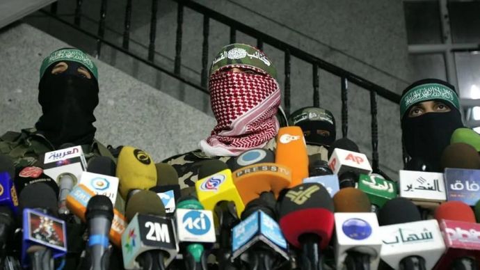 Abu Obeida (tengah), juru bicara sayap bersenjata Hamas, mengadakan konferensi pers di Kota Gaza pada 26 Maret 2010. ANTARA/Xinhua/Yasser Qudih