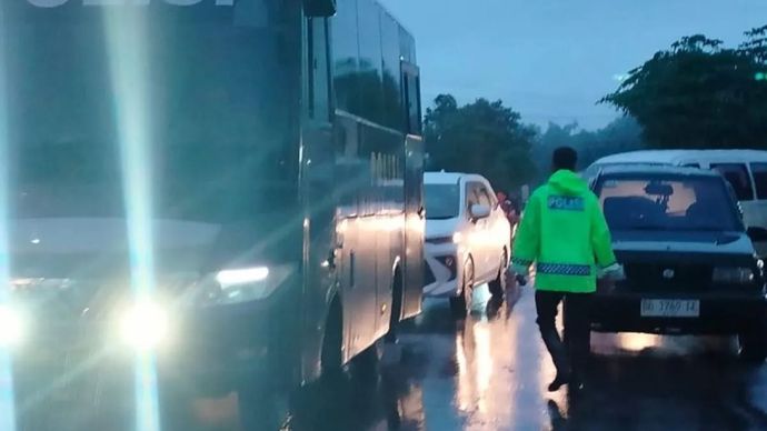 Kendaraan sedang antrian menunggu air menyusut di Muaro Kandang, Nagari Salareh Aia Barat, Kecamatan Palembayan, Kabupaten Agam, Selasa 30 Desember 2025. ANTARA/Yusrizal