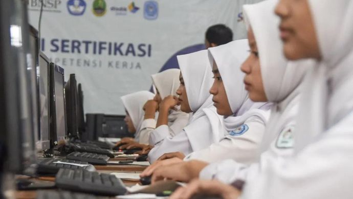 Siswa mengikuti Tes Kemampuan Akademik (TKA) di SMK Negeri 1 Ciamis, Jawa Barat, Senin 3 November 2025. Kementerian Pendidikan Dasar dan Menengah mengganti Ujian Nasional dengan TKA yang terdiri dari tiga mata pelajaran wajib dan dua mata pelajaran pilihan sesuai jurusan perguruan tinggi atau arah karier siswa. ANTARA FOTO/Adeng Bustomi/bar (ANTARA FOTO/ADENG BUSTOMI)