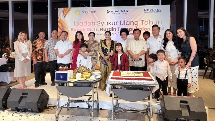 Presiden Komisaris NT Corp Nurdin Tampubolon Bersama Keluarga