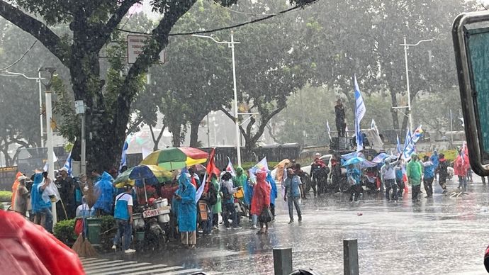 Demo buruh di kawasan patung kuda 