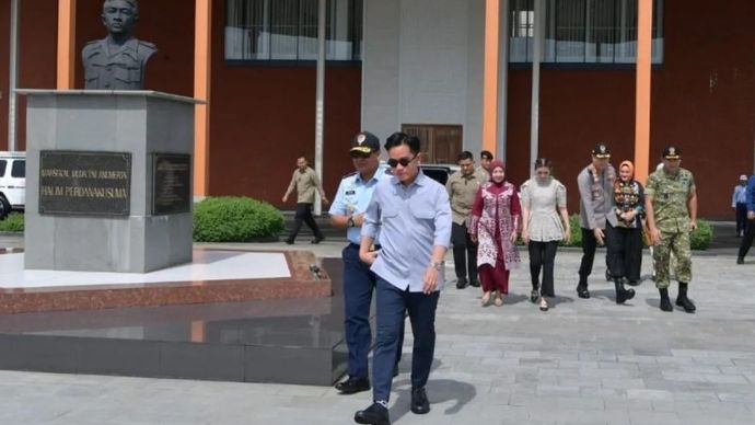 Wakil Presiden Gibran Rakabuming Raka saat akan bertolak menuju Ibu Kota Nusantara (IKN), Kalimantan Timur, dari Pangkalan TNI AU Halim Perdanakusuma, Jakarta, Selasa, 30 Desember 2025. (ANTARA/HO-BPMI Sekretariat Wakil Presiden)