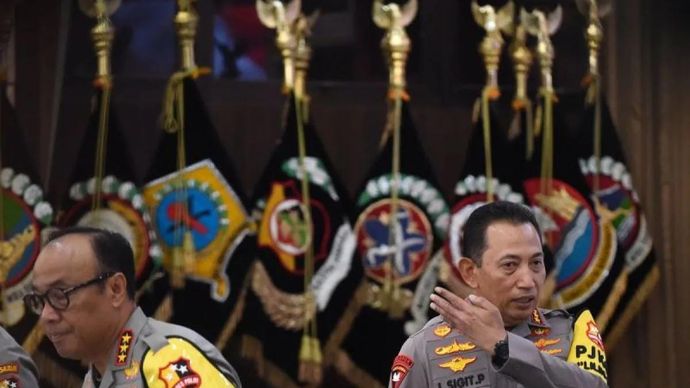 Kapolri Jenderal Pol. Listyo Sigit Prabowo (kanan) bersama Wakapolri Komjen Pol. Dedi Prasetyo (kiri) berjalan usai menyampaikan paparan dalam Rilis Akhir Tahun 2025 Polri di Gedung Rupatama Mabes Polri, Jakarta, Selasa (30/12/2025). Selama tahun 2025 terdapat 248.076 kasus dari total 325.345 kasus kejahatan yang telah berhasil diselesaikan Polri atau crime clearance rata-rata sebesar 76,22 persen, sementara pada Kortas Tipikor Polri telah menangani 43 kasus dan menangkap 42 tersangka dengan penyelamatan keuangan negara mencapai Rp1,998 triliun, sedangkan kinerja penanganan terorisme Densus 88 Anti Teror telah menangkap 51 tersangka di tahun 2025. ANTARA FOTO/Indrianto Eko Suwarso/foc.