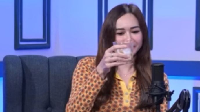 Aura Kasih teguk miras 