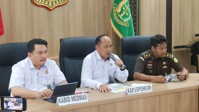 Kepala Pusat Penerangan Hukum (Kapuspenkum) Kejagung Anang Supriatna (tengah) memberikan keterangan pers di Gedung Puspenkum Kejagung, Jakarta, Rabu 31 Desember 2025. (ANTARA/Nadia Putri Rahmani)