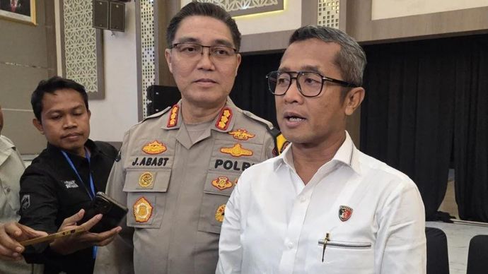 Kabid Humas Polda Jatim Kombes Pol Jules Abraham Abast (kiri) bersama Dirreskrimum Polda Jatim Kombes Pol Widi Atmoko. (ANTARA/Willi Irawan)