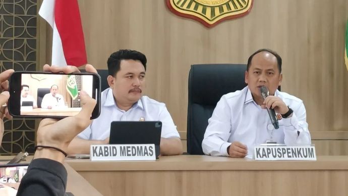 Kepala Pusat Penerangan Hukum Kejagung Anang Supriatna (kanan) memberikan keterangan pers di Gedung Puspenkum Kejagung, Jakarta, Rabu, 31 Desember 2025 ANTARA/Nadia Putri Rahmani