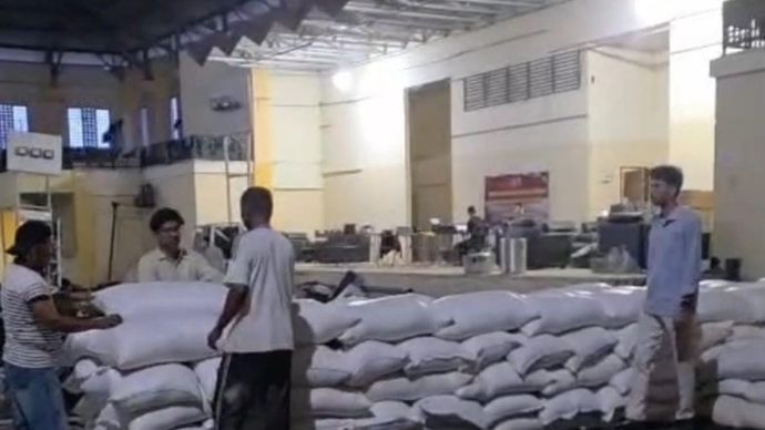 Pengungsi Sudah Pindah, BULOG Manfaatkan GOR Aceh Tamiang Jadi Gudang Beras