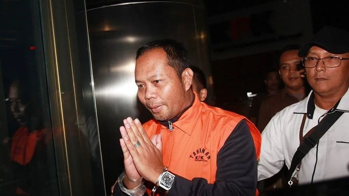 Kasi Perdata dan Tata Usaha Negara Kejari Hulu Sungai Utara, Tri Taruna Fariadi (kiri) mengenakan baju tahanan usai menjalani pemeriksaan di Gedung Merah Putih KPK, Jakarta, Senin, 22 Desember 2025. KPK menahan Tri Taruna Fariadi terkait kasus dugaan pemerasan terhadap sejumlah perangkat daerah di Hulu Sungai Utara, Kalimantan Selatan. ANTARA FOTO/Reno Esnir/rwa. (ANTARA FOTO/RENO ESNIR)