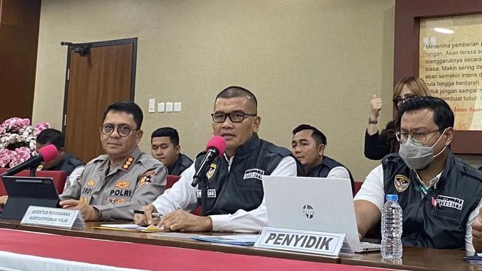Direktur Penindakan Kortastipidkor Polri Brigjen Pol.Totok Suharyanto (tengah) menyampaikan keterangan kepada wartawan dalam konferensi pers di Jakarta, Rabu 31 Desember 2025 (ANTARA/Fath Putra Mulya)