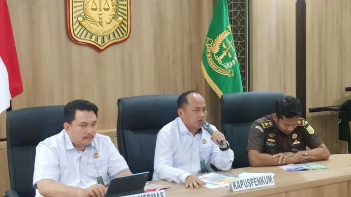Kepala Pusat Penerangan Hukum Kejagung Anang Supriatna (tengah) memberikan keterangan pers di Gedung Puspenkum Kejagung, Jakarta, Rabu 31 Desember 2025. ANTARA/Nadia Putri Rahmani