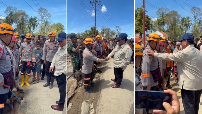 Presiden Prabowo Subianto tiba-tiba menghentikan laju kendaraan iring-iringan kepresidenan saat menuju menuju jembatan bailey Sungai Garoga, Batang Toru, Tapanuli Selatan, Rabu, 31 Desember 2025. Presiden menemui sejumlah anggota polisi dengan anjing