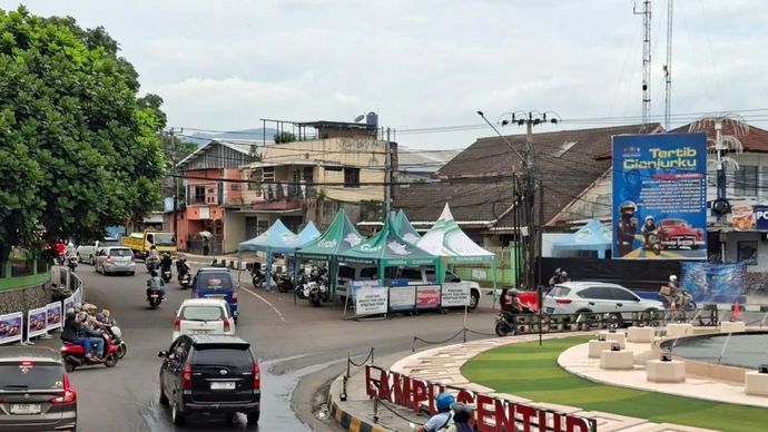 Polres Cianjur, Jawa Barat, menutup jalur menuju Puncak mulai dari Tugu Lampu Gentur-By Pass, saat malam pergantian tahun guna mengantisipasi macet.ANTARA/Ahmad Fikri.