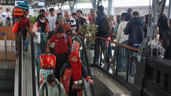 Arsip foto - Sejumlah penumpang KA menuruni anak tangga usai tiba di Stasiun Pasar Senen, Jakarta, Senin, 29 Desember 2025. PT Kereta Api Indonesia (KAI) mencatat penjualan tiket pada masa angkutan Natal 2025 dan Tahun Baru 2026 mencapai 3.517.528 tiket (berdasarkan data KAI hingga Senin, 29 Desember 2025 pagi, sementara Stasiun Pasar Senen menjadi lokasi paling padat penumpang dengan 249.192 pelanggan dan Stasiun Yogyakarta Tugu di posisi kedua dengan 206.746 pelanggan. ANTARA FOTO/Reno Esnir/app/nz