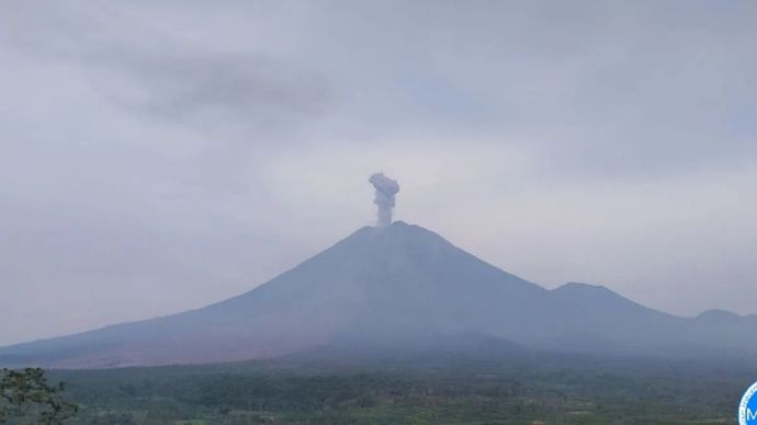 Gunung Semeru erupsi dengan tinggi letusan mencapai 900 meter di atas puncak pada Rabu, 31 Desember 2025 pagi. ANTARA/HO-PVMBG