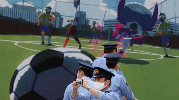 Arsip foto - Petugas polisi yang mengenakan masker pelindung wajah melakukan pemeriksaan di depan iklan dinding Olimpiade Paralimpiade Tokyo di Tokyo, Jepang, Jumat, 28 Mei 2021. ANTARA/REUTERS/Stringer/RWA/sa.