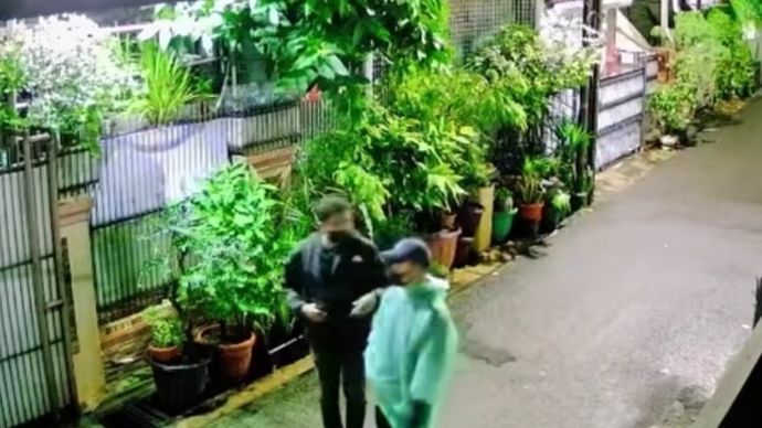 Bukti CCTV rumah DJ Donny saat dilempari bom molotov