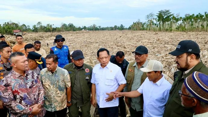 Menteri Dalam Negeri (Mendagri) Tito Karnavian (kemeja putih, tengah) melakukan pengecekan progres pemulihan pascabencana banjir dan tanah longsor di Kabupaten Aceh Utara. ANTARA/HO-Kemendagri.