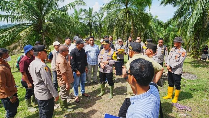 Kapolri Jenderal Pol. Listyo Sigit Prabowo (tengah) berdiskusi dengan jajaran terkait pembangunan hunian tetap (huntap) di Aceh Tamiang, Provinsi Aceh, Rabu, 31 Desember 2025. (ANTARA/HO-Divisi Humas Polri)