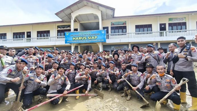 Kapolri Jenderal Pol. Listyo Sigit Prabowo berfoto bersama jajaran kepolisian saat meninjau pembersihan SMP Swasta Islam Kuala Simpang, Aceh Tamiang, Provinsi Aceh, Rabu 31 Desember 2025. ANTARA/HO-Divisi Humas Polri.