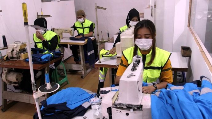 Arsip foto - Pekerja menjahit jaket keselamatan di sebuah rumah produksi di Malang, Jawa Timur, 12 Desember 2025. Produk tersebut dipasarkan ke luar negeri, termasuk Meksiko dan Brasil. ANTARA FOTO/Ari Bowo Sucipto/nym.