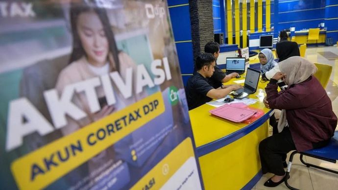 Petugas melayani warga yang melakukan aktivasi akun Coretax di Kantor Pelayanan Pajak Pratama Serpong, Kota Tangerang Selatan, Banten, Selasa (30/12/2025). Direktorat Jenderal Pajak (DJP) Kementerian Keuangan mencatat hingga 29 Desember 2025 sebanyak 9,87 juta wajib pajak telah mengaktivasi akun Coretax dan ditargetkan mencapai 14 juta hingga penutupan tahun. ANTARA FOTO/Putra M. Akbar/tom.
