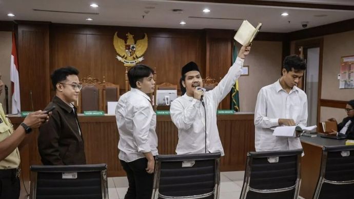 Terdakwa kasus dugaan penghasutan aksi demonstrasi Syahdan Husein (kedua kanan), Delpedro Marhaen (kiri), Muzaffar Salim (kedua kiri) dan Khariq Anhar (kanan) memberi keterangan usai menjalani sidang lanjutan di Pengadilan Negeri Jakarta Pusat, Jakarta, Senin, 29 Desember 2025. Sidang tersebut beragendakan pembacaan jawaban Jaksa Penuntut Umum (JPU) atas eksepsi terdakwa. ANTARA FOTO/Dhemas Reviyanto/bar