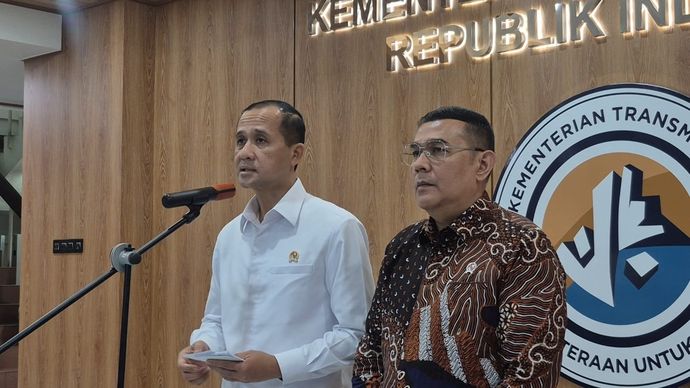 Menteri Transmigrasi (Mentrans) Iftitah Sulaiman menegaskan komitmennya untuk menindaklanjuti dan menyelesaikan persoalan lahan usaha transmigrasi di Desa Gambut Jaya, Kabupaten Muaro Jambi, yang telah berlarut selama lebih dari 15 tahun. 
