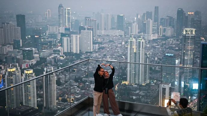 Warga berfoto saat berkunjung di Sky Garden UP at Thamrin Nine, Jakarta Pusat, Rabu, 25 Juni 2025. (ANTARA FOTO/SULTHONY HASANUDDIN)