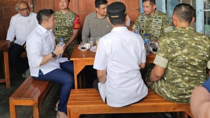 Sekretaris Kabinet Teddy Indra Wijaya (kiri) saat ngopi bareng Kepala Staf Angkatan Darat (KSAD) Jenderal TNI Maruli Simanjuntak, Gubernur Sumatera Utara Bobby Nasution, Kapolda Sumatera Utara Irjen Pol. Whisnu Hermawan Februanto, dan Panglima Kodam I Bukit Barisan, Mayjen TNI Hendy Antariksa di sebuah warung kopi pinggir jalan di Batang Toru, Tapanuli Selatan, Rabu, 31 Desember 2025. ANTARA/Instagram/@sekretariat.kabinet