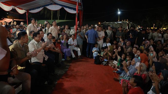 Suasana Malam pergantian tahun di Posko Pengungsian Batu Hula, Kecamatan Batang Toru, Kabupaten Tapanuli Selatan, Rabu, 31 Desember 2025.