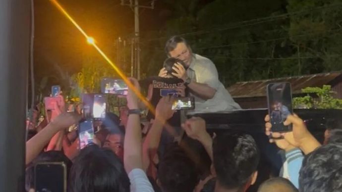 Presiden Prabowo Subianto memeluk anak kecil dari atas mobil di posko pengungsian Batu Hula, Batang Toru, Tapanuli Selatan, Sumatera Utara, Kamis, 1 Januari 2026. ANTARA/Fathur Rochman