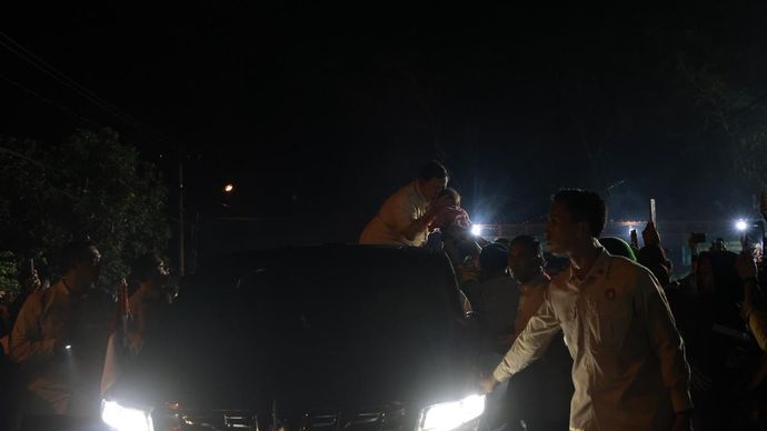 Warga menyambut Presiden Republik Indonesia Prabowo Subianto di Desa Batu Hula, Kecamatan Batang Toru, Kabupaten Tapanuli Selatan pada Rabu, 31 Desember 2025.