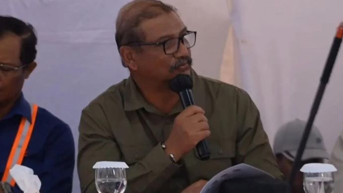 Bupati Aceh Tamiang Armia Fahmi menyampaikan laporan kepada Presiden RI Prabowo Subianto dalam agenda rapat terbatas (Ratas) pasca-bencana Sumatera di Kabupaten Aceh Tamiang, Provinsi Aceh, Kamis 1 Januari 2026. ANTARA/HO-Sekretariat Presiden