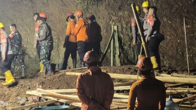 Tim SAR gabungan melakukan evakuasi terhadap korban tertimbun longsor yang dipicu kecelakaan kerja konstruksi di Jatinangor, Sumedang, pada Jumat, 02 Januari 2026. ANTARA/Ilham Nugraha.