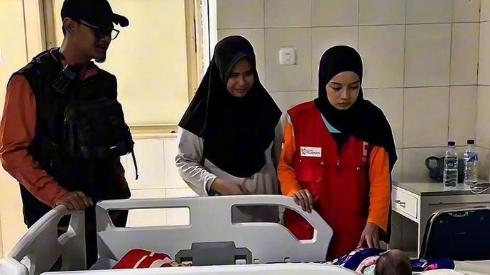 Tim Pakar Badan Komunikasi Pemerintah RI Dr. Muhammad Hidayat, bersama relawan dan tim medis melakukan evakuasi seorang ibu dan bayi di lokasi tedampak bencana, Aceh Tamiang, pada Rabu, 31 Desember 2025. 