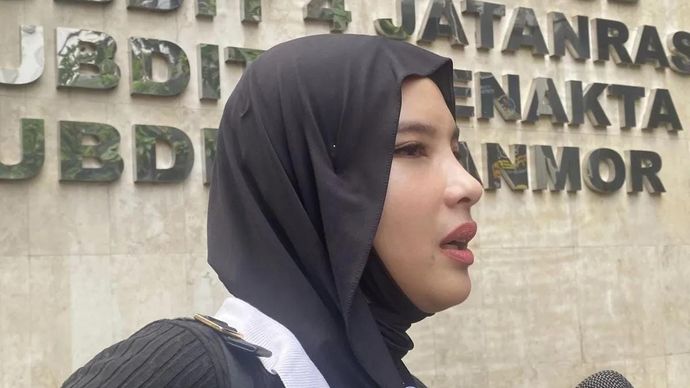 Salah satu pemilik kios yang terbakar Henny Maria saat ditemui di Mapolda Metro Jaya, Jumat 2 Januari 2026. ANTARA/Ilham Kausar