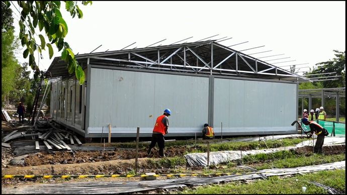 Pemerintah mempercepat pembangunan hunian sementara (huntara). 