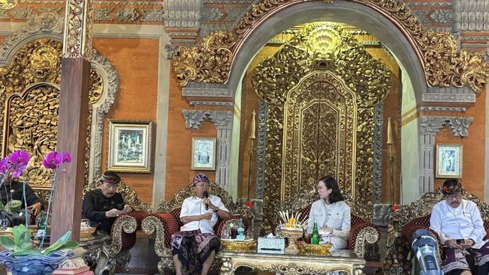 Gubernur Bali Wayan Koster sampaikan lonjakan kunjungan wisman sepanjang 2025 dihadapan Menteri Pariwisata, Gianyar, Kamis 1 Januari 2026. (ANTARA/Ni Putu Putri Muliantari)