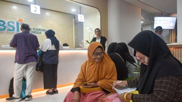 Nasabah calon haji mengisi formulir untuk melakukan pembayaran ibadah Haji di BSI Kantor Cabang, Summarecon, Bekasi, Jawa Barat, Jumat (19/12/2025). PT Bank Syariah Indonesia (BSI) Tbk mengoptimalkan layanan pelunasan biaya haji tahap 1 melalui kanto