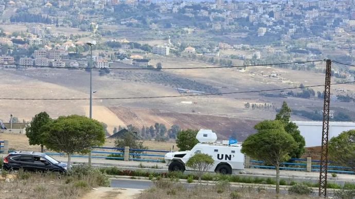 Sebuah kendaraan patroli UNIFIL melintas di Marjeyoun, Lebanon selatan pada 22 September 2024. (Xinhua/Ali Hashisho)