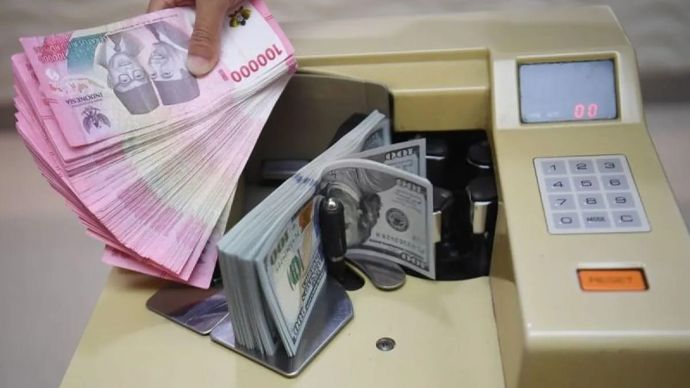 Petugas menghitung mata uang Rupiah dan Dolar AS di Ayu Masagung Money Changer, Jakarta. (ANTARA FOTO/Akbar Nugroho Gumay/aww)