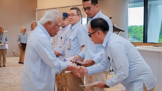 Kepala OIKN Basuki Hadimuljono (kiri) memberi selamat kepada sejumlah pejabat yang baru dilantik untuk sejumlah proyek di IKN pada 2026 (ANTARA/ HO- Humas OIKN)