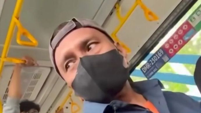Tangkapan layar seorang penumpang pria yang diduga melakukan pelecehan seksual terhadap penumpang perempuan di bus Transjakarta rute 1A (Balai Kota-PIK), Rabu, 31 Desember 2025. ANTARA/Instagram/@depokfeed/Ilham Kausar.