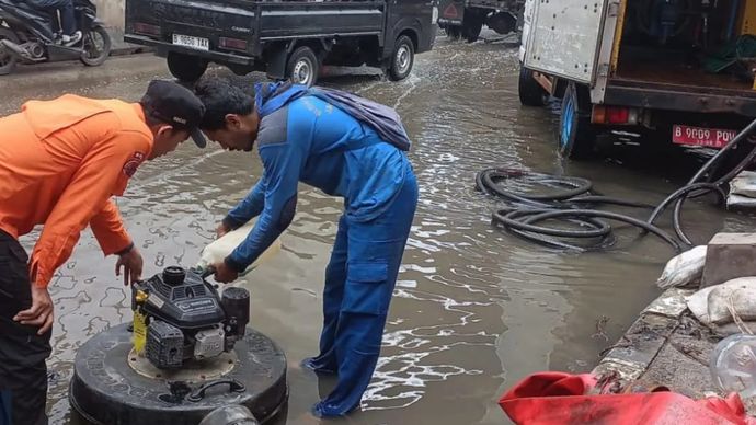 Petugas Badan Penanggulangan Bencana Daerah (BPBD) dan Suku Dinas Sumber Daya Air (SDA) melakukan penyedotan banjir dengan menggunakan mesin pompa agar ruas jalan RE Martadinata, Jakarta Utara, yang terendam banjir rob dapat dilalui kendaraan secara normal, Jumat 2 Januari 2026. ANTARA/HO-BPBD Jakut.
