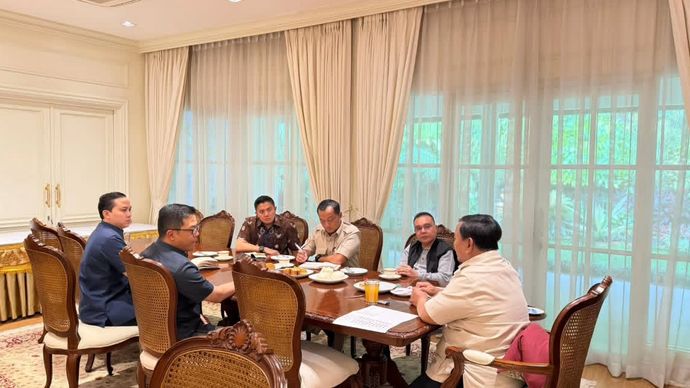 Prabowo Subianto dengan Wakil Ketua DPR Sufmi Dasco Ahmad, Menteri Sekretaris Negara (Mensesneg) Prasetyo Hadi, Menteri Luar Negeri (Menlu) Sugiono, serta Sekretaris Kabinet (Seskab) Teddy Indra Wijaya