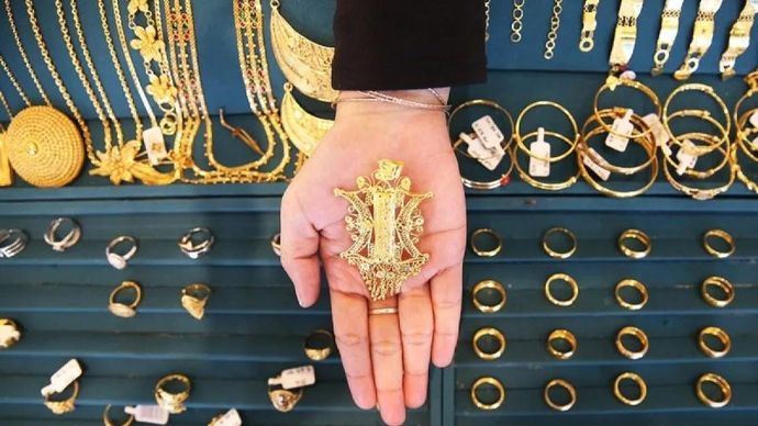Ilustrasi - Pedagang memperlihatkan perhiasan emas. ANTARA FOTO/Irwansyah Putra/nz/aa.