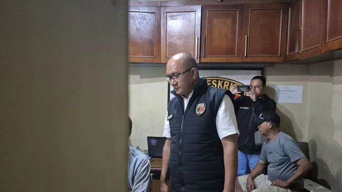 Kepala Satuan Reserse Kriminal Polres Sumedang AKP Tanwin Nopiansah saat melakukan pemeriksaan terhadap saksi mata di Kantor Polsek Jatinangor pada Jumat, 02 Januari 2026. ANTARA/Ilham Nugraha